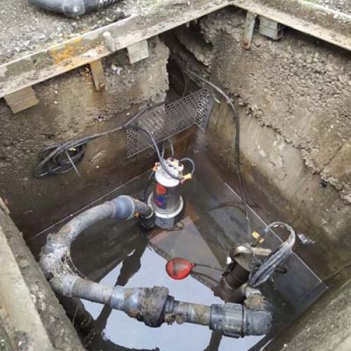 Pozo con bomba de agua instalada