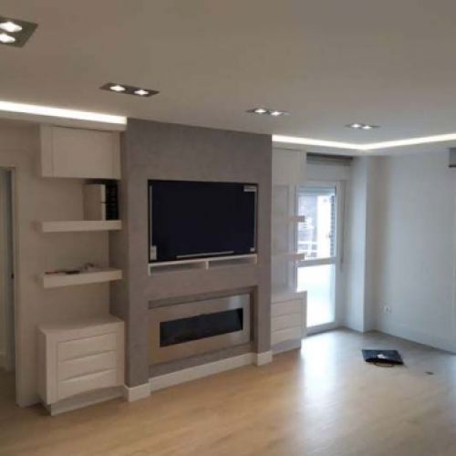 Instalación de focos en sala de estar de domicilio particular