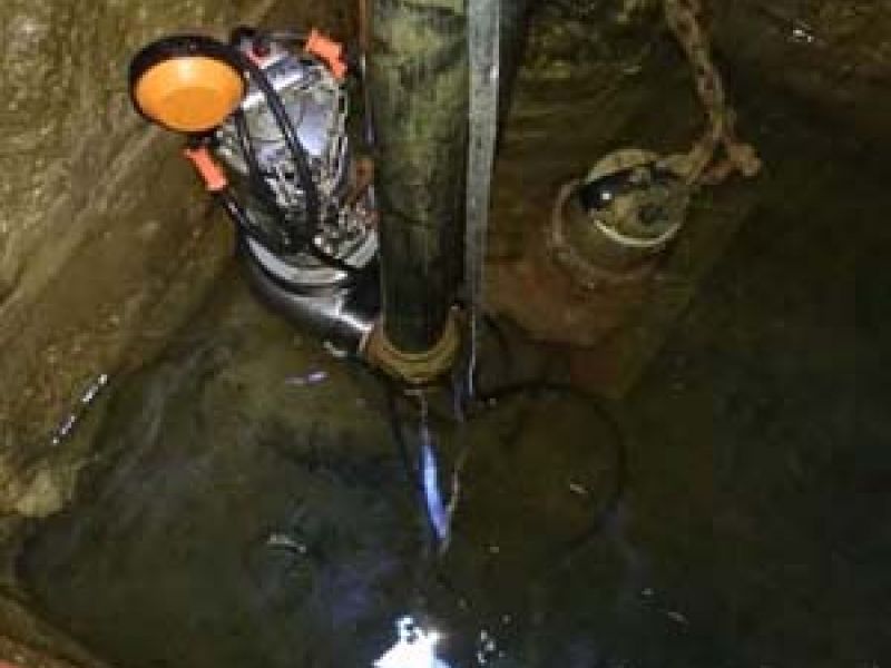 Instalación de bomba de agua en pozo