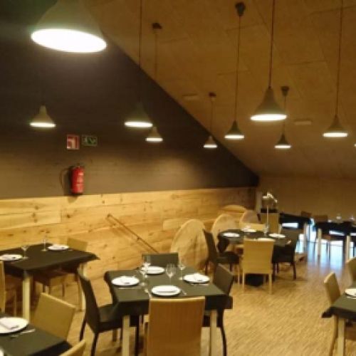 Imagen del tcomedor de sidrería con el alumbrado instalado
