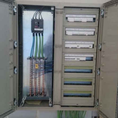 Montaje de cuadro de luces para centro industrial